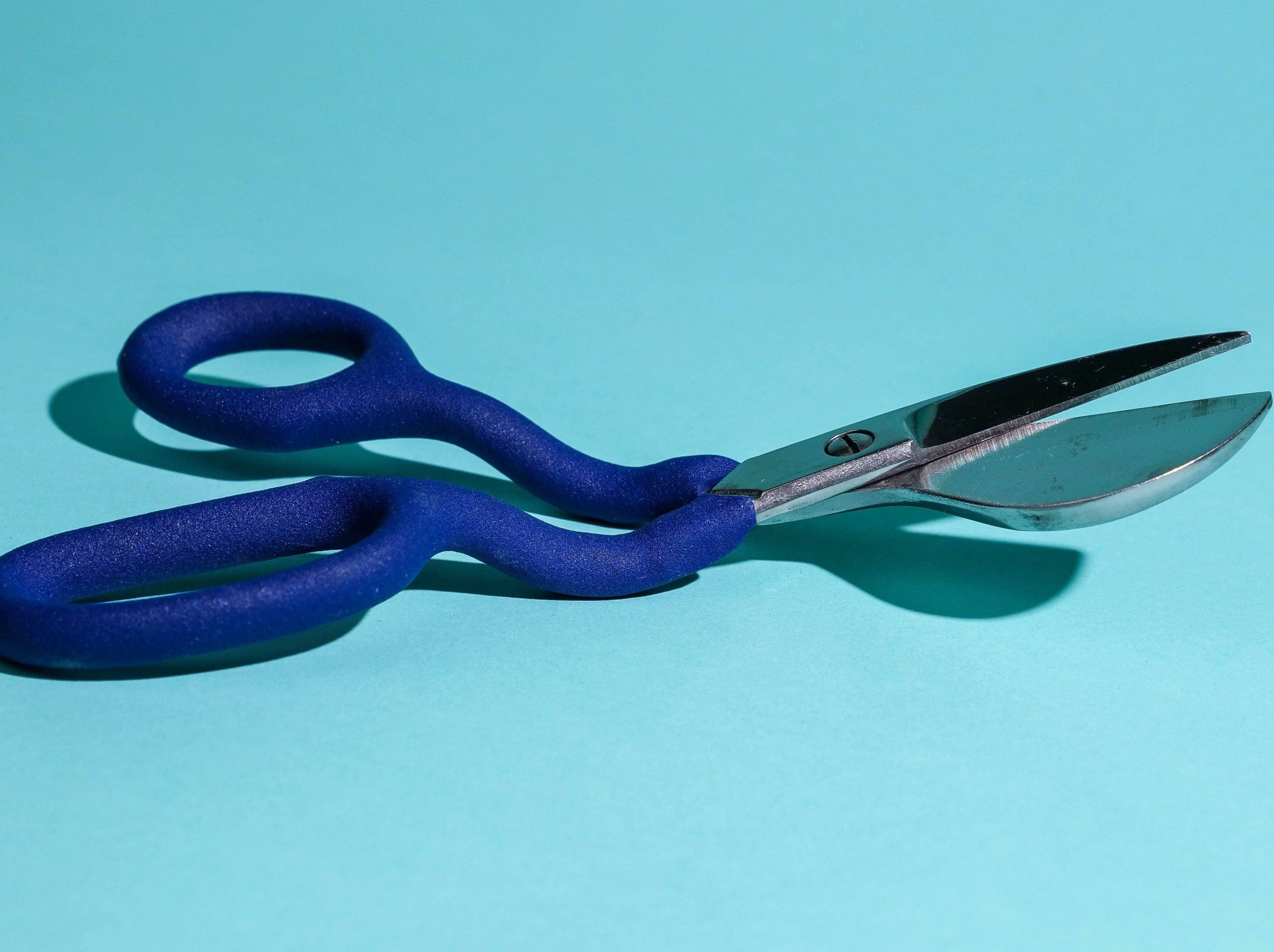 Duckbill-shaped tufting scissors with ergonomic handle