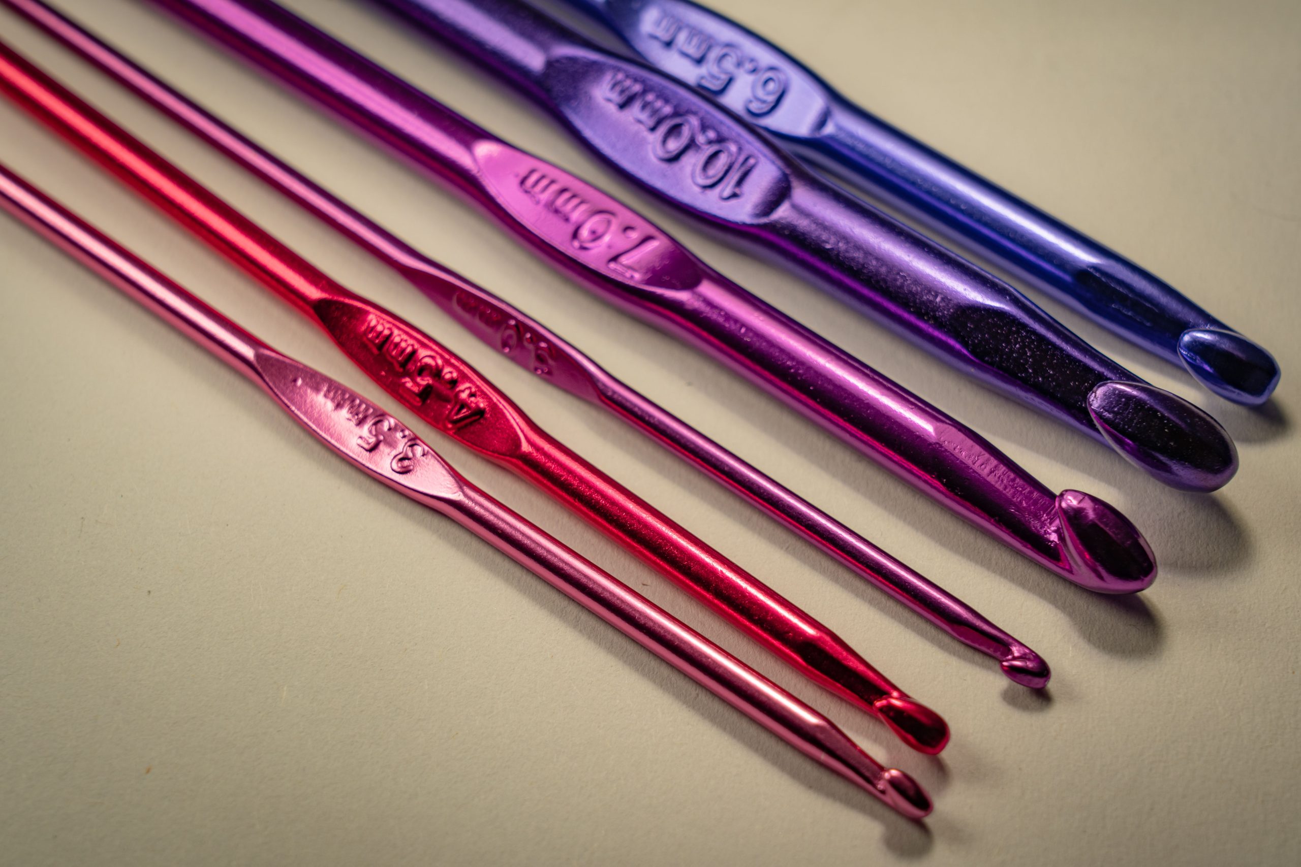 Colorful gradient aluminum crochet hooks in assorted sizes product photo