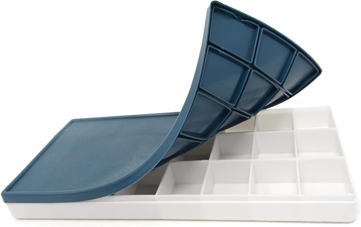 Plastic paint palette tray with compartments and a soft lid
